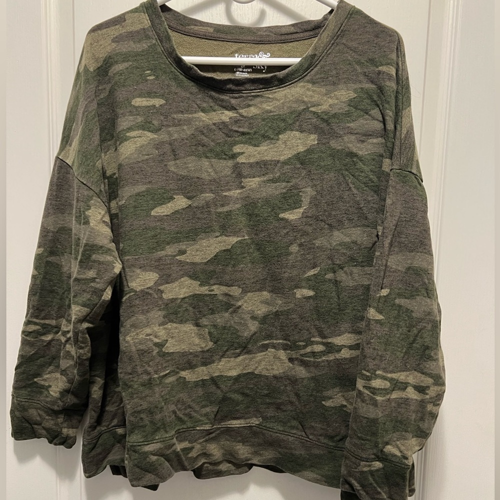 2X camouflage crew neck.